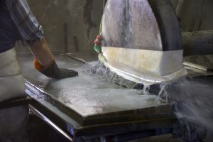 Εργαστήριο με σύγχρονη τεχνολογία στην επεξεργασία, κοπή μεταποίηση των σχιστόλιθων, φυσικών πετρωμάτων, μαρμάρων και γρανιτών.