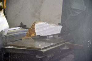 Το εργαστήριο συνδυάζοντας την παράδοση και την πείρα με την σύγχρονη τεχνολογία στην επεξεργασία, κοπή μεταποίηση των σχιστόλιθων, φυσικών πετρωμάτων, μαρμάρων και γρανιτών.