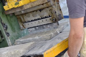 Το εργαστήριο συνδυάζοντας την παράδοση και την πείρα με την σύγχρονη τεχνολογία στην επεξεργασία, κοπή μεταποίηση των σχιστόλιθων, φυσικών πετρωμάτων, μαρμάρων και γρανιτών.