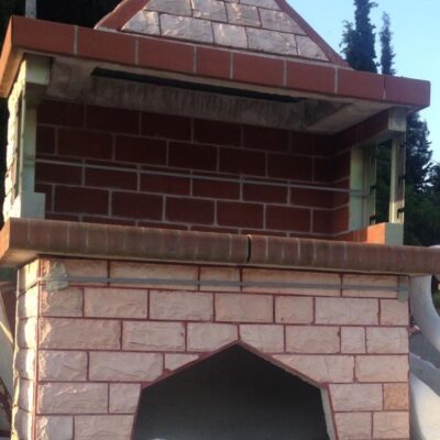 Ψησταριά μεγάλη με κόκκινο πυρότουβλο και επένδυση ΡΟΖΕ σκαπιτσαριστό