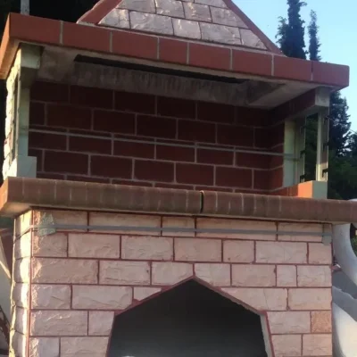 Ψησταριά μεγάλη με κόκκινο πυρότουβλο και επένδυση ΡΟΖΕ σκαπιτσαριστό